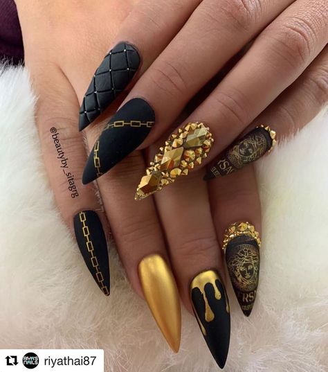 Nails top master💅🏼 on Instagram: “#Repost @riyathai87 with @get_repost ・・・ @beautyby_sitagrg look at that Versace 👀 🔥 #Riyablackestblack #riyateam #Riyanaildecal #Nailpro#Cle” Gold Nails Stiletto, Versace Nails, Cat Eye Nail Art, Matte Stiletto Nails, Art Pictures Ideas, Cat Eye Nail, Eye Nail Art, Long Stiletto Nails, Nail Art Pictures