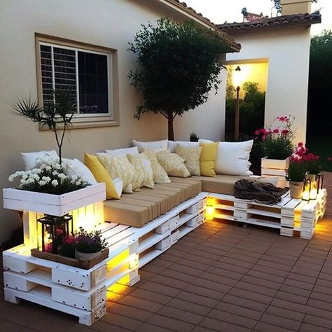 Pallet Patio Furniture, Pallet Patio, Patio Inspiration, Diy Backyard Landscaping, Pallet Furniture Outdoor, Outdoor Decor Backyard, Balcony Design, Ideas Garden, Balcony Decor