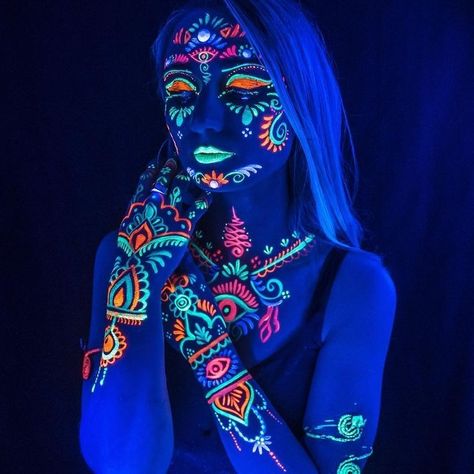 Glow Party Body Art, Glow Party Makeup, Diy Neon Party, Pintura Facial Neon, Black Light Makeup, Neon Face Paint, Makeup Neon, Uv Makeup, Uv Paint