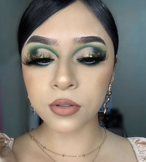 Light Green Makeup Looks, Prom Makeup Eyeshadow, Green And Gold Eye Makeup, Light Green Makeup, Buchona Makeup, Emerald Eye Makeup, Green Makeup Looks, Emerald Green Quinceanera, Makeup Verde