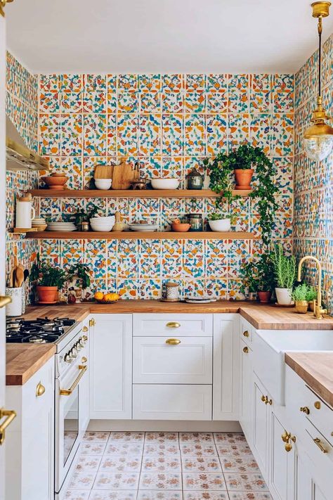 Kitchen Ideas Colorful, Colorful Kitchen Backsplash Ideas, Colorful Boho Kitchen, Funky Kitchen Ideas, Colorful Kitchen Backsplash, Colorful Eclectic Home, Colorful Kitchens, Colorful Kitchen Ideas, Maximalist Kitchen