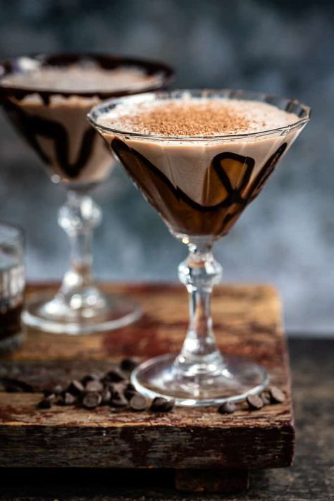 This Chocolate Martini is the ultimate cocktail for all chocolate lovers! It's boozy, smooth, subtly sweet and totally seductive. Consider serving this chocolate cocktail instead of dessert at your next dinner party! Chocolate Martini Recipe, Baileys Cocktails, Baileys Recipes, Chocolate Cocktails, Chocolate Martini, Vanilla Milkshake, Martini Recipe, Best Cocktail Recipes, Caramel Cookies