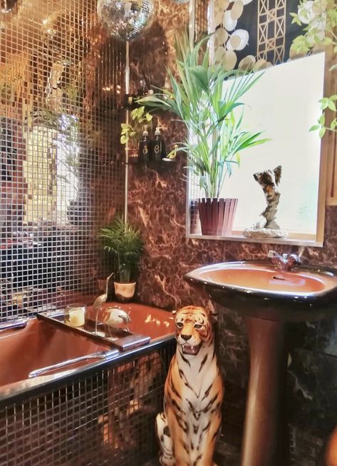 Maximal Bathroom Ideas, Disco Powder Room, 70s Themed Bathroom, 70s Interior Design Bathroom, Disco Themed Bathroom, Disco Theme Bathroom, Disco Bathroom Aesthetic, Club Bathroom Design, Jungle Themed Bathroom