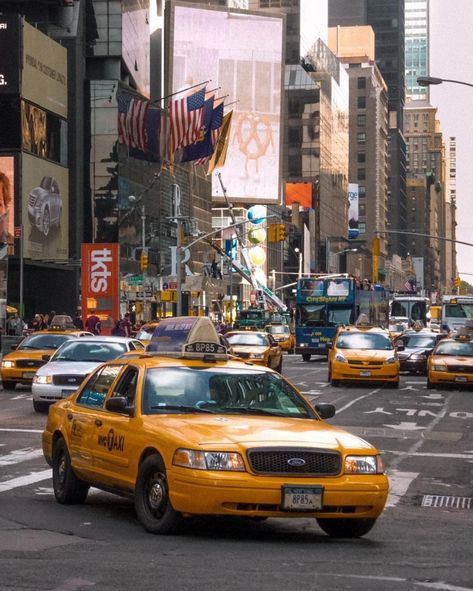 Nyc Taxi, London Taxi, Doctor Picture, London Aesthetic, Airport Travel, Grand Prairie, Disney Magic Kingdom, Taxi Cab, New York Life