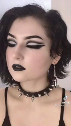 Goth Grunge Eyeliner, Cute Easy Goth Makeup, 80s Goth Outfits Women, Cute Gothic Makeup Looks, Full Makeup Ideas, Punk Style Makeup, Goth Makeup Step By Step, Easy Gothic Makeup Ideas, Gothic Make Up Ideas