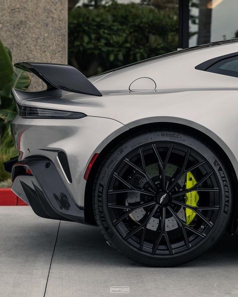 Aston Martin Sports Car, V12 Vantage, Aston Martin V12 Vantage, Aston Martin V12, Image Moto, White Ferrari, R35 Gtr, Luxury Car Brands, Aston Martin Vantage