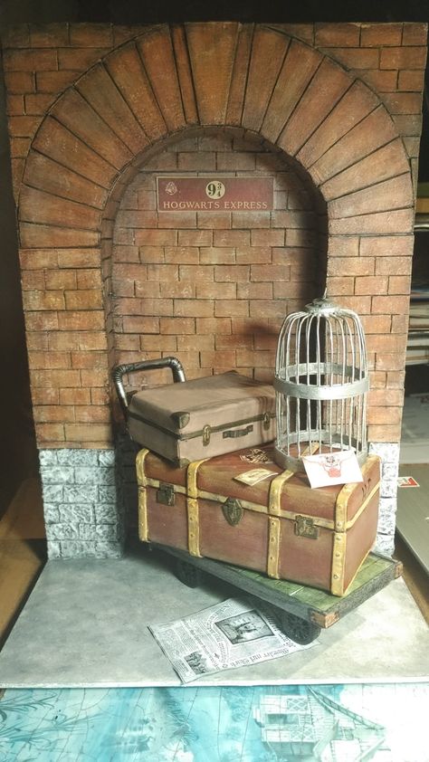 Harry Potter Shoebox Diorama, Hogwarts Express Aesthetic, Harry Potter Book Nook, Harry Potter Trunk, Harry Potter Train, Harry Potter Play, Harry Potter Scrapbook, Harry Potter Props, Harry Potter Theme Birthday