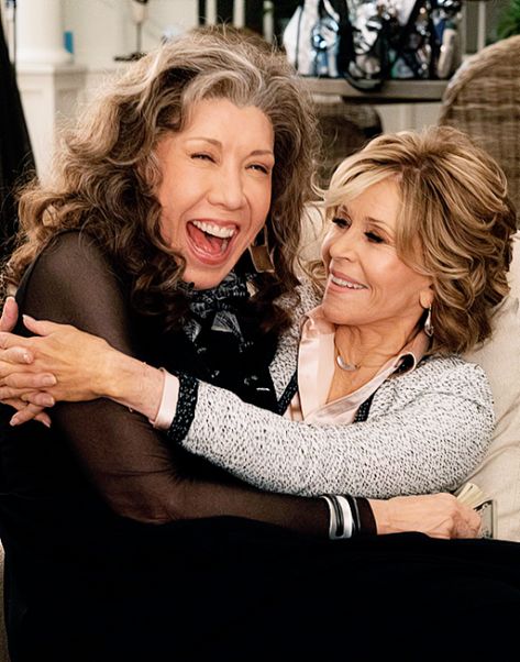 Grace And Frankie Jane Fonda And Lily Tomlin, Grace And Frankie Wallpaper, Grace And Frankie Aesthetic, Tv Series Tracker, Grace And Frankie, Lara Pulver, Lily Tomlin, Lily Grace, Shirley Maclaine