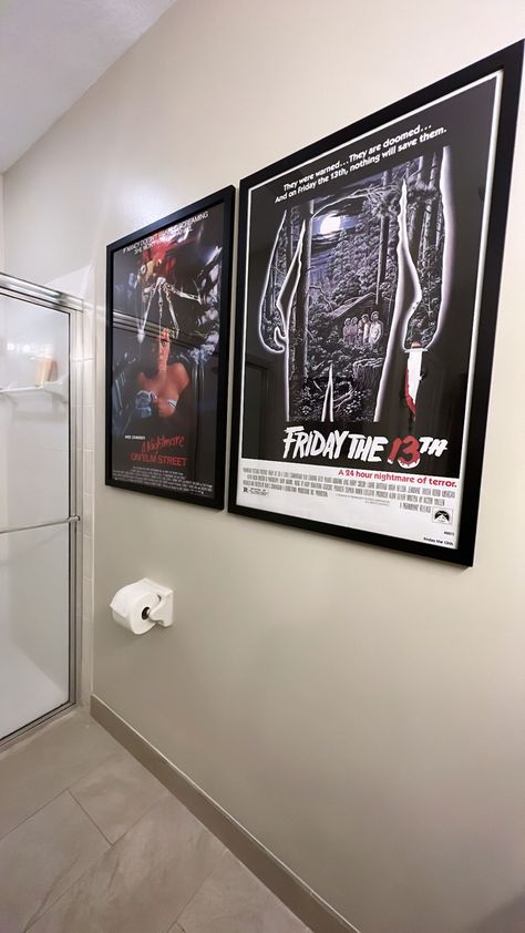 Bathroom decor with a killer twist! Movie Posters Home Decor, Living Room Movie Posters, Horror Bathroom Decor, Horror Themed Bathroom, Horror Apartment, Horror Bathroom, Horror Movie Room, Horror Movie Decor, Movie Poster Wall Decor