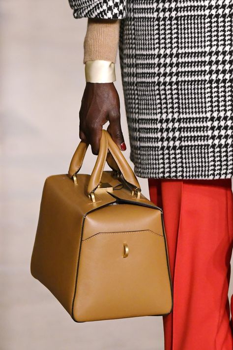 Fall Bag Trends 2020: The Double Top-Handle Tote Types Of Handbags, Handbag Trends, Fall Bags, Tas Fashion, Trending Handbag, Bag Trends, Big Bags, Best Bags, New Bag