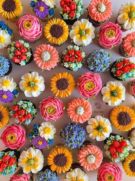 Flora Themed Party, Wedding Dessert Table Colorful, Flower Theme Centerpieces, Flower Photography Ideas At Home, Flower Inspired Food, Wild Flower Wedding Cupcakes, Bright Flower Cupcakes, Wildflower Wedding Theme Cake, Love Is In Bloom Cupcakes