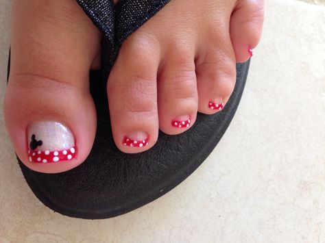 Mickey gel pedi:) Minnie Mouse Pedicure Ideas, Disney Toenails, Disney Toe Nail Designs, Christmas Toe Nails, Best Toe Nail Color, Disneyland Nails, Mouse Nails, Minnie Mouse Nails, Disney Nail