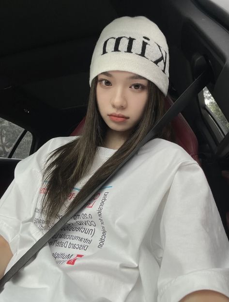 Beanie Korean, Beanie Ideas Aesthetic, Korean Beanie Outfit, Kpop Beanie, Korean Cap Outfit, Newjeans Beanie, Korean Fits, Cap Girl, Beanie Outfit