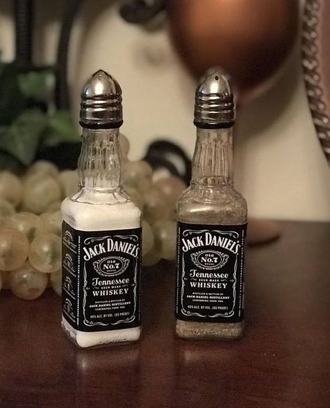 Old Liquor Bottles, Alcohol Bottle Crafts, Bottles Craft, Whiskey Bottles, Jack Daniels Bottle, Liquor Bottle Crafts, Glass Bottle Diy, Alcohol Bottles, Diy Bottle Crafts