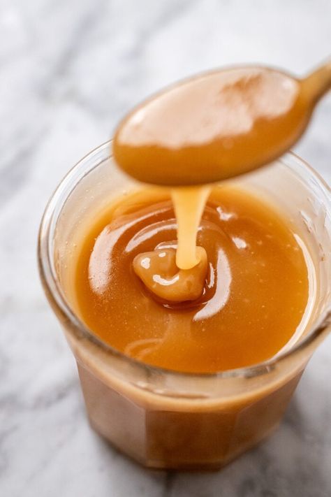 Follow these easy instructions to make deliciously thick vegan caramel sauce at home. Made with just 3 simple ingredients (no coconut milk!), you can make a salted version or omit the salt for classic caramel sauce. Once prepared, allow the caramel sauce to cool in the fridge for 1-2 hours to thicken. Milk Caramel Recipe, Sweetened Condensed Milk Caramel, Vegan Caramel Sauce Recipe, Condensed Milk Caramel, Vegan Fudge Brownies, Vegan Caramel Sauce, Vegan Caramel Apple, Cream Cheese Pie Recipes, Salted Caramel Popcorn