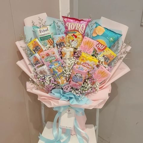 Food Boquets Ideas, Bouquet Food Gift Ideas, Food Boquets, Food Bouquet Ideas, Snack Bouquet Ideas, Bucket Gift Ideas, Money Buket, Bucket Simple, Diy Hampers