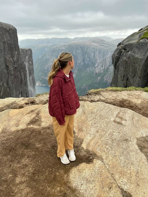 hiking fit check Hiking Winter Outfit, Hiker Girl Aesthetic, Hiker Girl, Hiking Winter, Hiking Fits, Granola Girl Aesthetic, Granola Girl, Hiking Outfit, London Travel