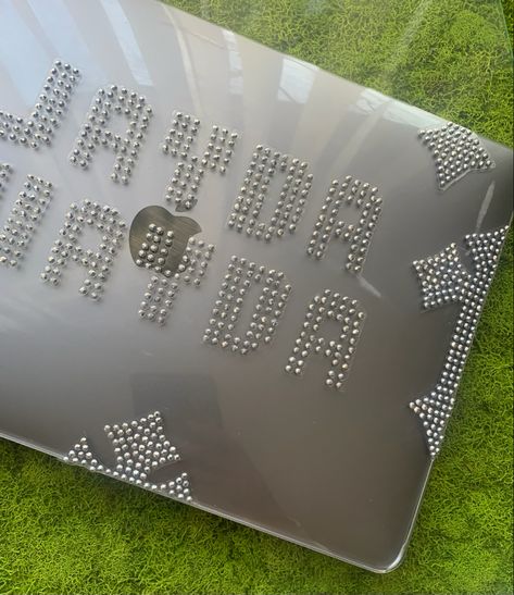 Rhinestone Macbook Case, Macbook Cover Stickers Aesthetic, Macbook Covers Aesthetic, Macbook Case Ideas Aesthetic, Bedazzled Laptop, Computer Case Aesthetic, Custom Macbook Wallpaper, Macbook Aesthetic Stickers, Macbook Cover Aesthetic