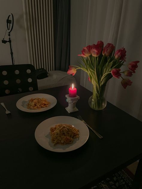 dinner with flowers, aesthetic dinner at home, home made meal, improvisation, candle light dinner, aesthetic flowers, home made pasta Candle Light Dinner At Home Romantic, Simple Candle Light Dinner At Home, Candle Dinner Aesthetic, Candle Light Dinner Aesthetic, Candle Light Dinner At Home, Home Aesthetic Dark, Candle Light Dinner Ideas, Valentine Day Aesthetic, Anniversary Gift Ideas For Him Boyfriend