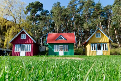 Wohne Im Tiny House, Tiny House Village, Tiny House Community, Colorful Houses, Building A Tiny House, Cost To Build, Tiny Cabin, Tiny House Movement, Tiny House Interior