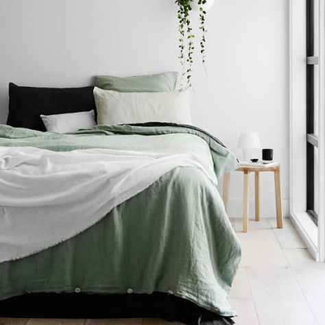 7 Reasons Why You Should Rethink All-White Bedding Plant Hanging, Scandinavian Bedroom, Bedroom Green, Bedroom Styles, Minimalist Bedroom, Home Fashion, Cozy Bedroom, New Room, 인테리어 디자인