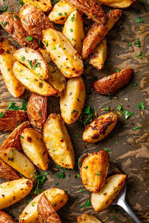 These easy garlic parmesan roasted potatoes are the best potato side dish! Extra crispy, with every bite coated in a savory blend of cheese, garlic, and herbs. Simple, flavorful, and anything but boring. #roasted #potatoes Russet Potato Side Dishes, Healthy Roasted Potatoes, Garlic Potatoes Recipe, Pan Roasted Potatoes, Garlic Parmesan Roasted Potatoes, Potato Side Dishes Easy, Crispy Potato Skins, Easy Roasted Potatoes, Potato Side Dish