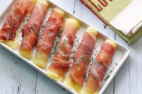 Prosciutto-Wrapped Mozzarella - Healthy Recipes Blog Prosciutto Appetizer, Charcuterie Lunch, Mozzarella Appetizers, Oven Roasted Salmon, Prosciutto Recipes, Awesome Appetizers, Prosciutto Wrapped, Heart Of Palm, Mozzarella Recipes