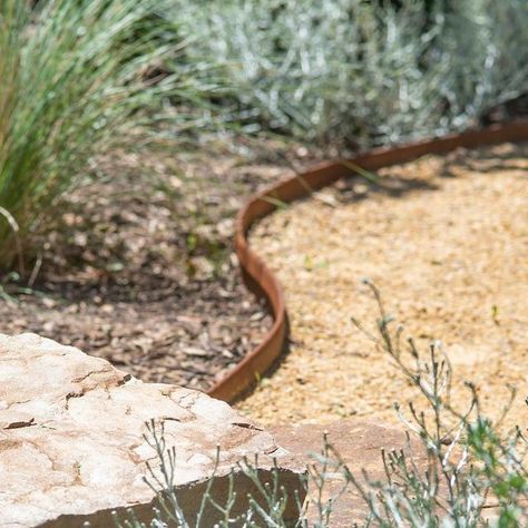 Steel Edge Garden Bed, Garden Corten Steel, Corten Steel Edging Landscape, Steel Garden Edging Ideas, Steel Edge Landscape, Cottage Garden Edging Ideas, Corten Edging Garden, Garden Path Edging, Corten Steel Garden Edging