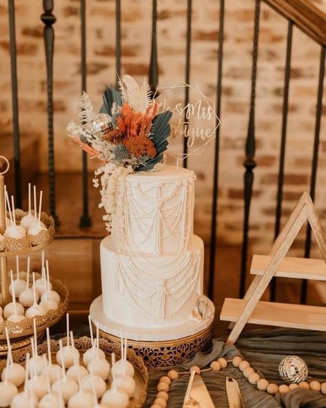 Blue Flowers Cake, Flower Cake Decor, Western Wedding Cakes, Dried Flower Cake, Orange Wedding Cake, Boho Wedding Cake, Boho Cake, Western Themed Wedding, Boho Wedding Bouquet