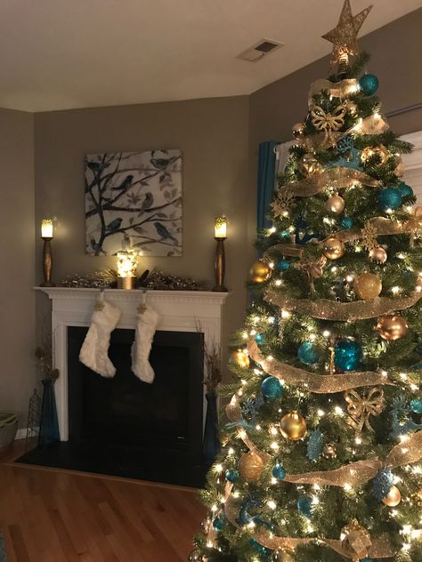 Teal Christmas Decor Ideas, Dark Teal Christmas Decor, Gold And Turquoise Christmas Tree, Teal And Gold Christmas Decor, Gold And Teal Christmas Tree, White And Teal Christmas Tree, Teal And Gold Christmas Tree, Emerald Green And Gold Christmas Tree, Black And Gold Christmas Decor