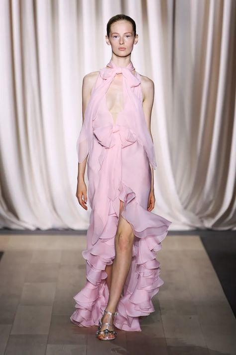 Giambattista Valli RTW Spring 2024 [PHOTOS] – WWD Mode Shoes, Upcycled Fashion, Fashion 2024, Giambattista Valli, Feminine Dress, Vogue Fashion, Spring 2024, Primavera Estate, Pink Fashion