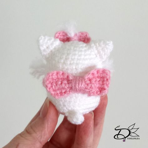 Crochet Aristocats, Crochet Marie Aristocats, Disney Haken, Crochet Key Cover, Disney Crochet, Disney Crochet Patterns, Easy Crochet Animals, The Aristocats, Crochet Disney