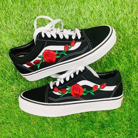 Handmade! Size: 11 Men’s = 12.5 Women’s Extra Tags: Rose Vans, Customs, Grunge, Skater, Black, White, Flower, Floral, Red, Green, Shoes, Designer, Old Skools, Old Skool Vans Floral, China House, Rose Vans, Aesthetic Designer, Sister Tattoo, Van Color, Nike Shoes Air Force, Custom Kicks, White Nike Shoes