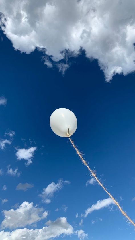 Ballon In The Sky, Palloncino Che Vola In Cielo, White Balloons In The Sky, White Balloons Aesthetic, Balloon Aesthetic, Balloons Aesthetic, Balloon In The Sky, Balloons In The Sky, Balloon Wallpaper