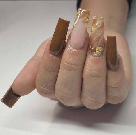 Brown Nails With Marble Design, Caramel Nails Design, Brown With Gold Nails, Brown Nails With Gold Flakes, Brown And Gold Marble Nails, Brown Nails Marble, Light Brown Marble Nails, Brown And Gold Acrylic Nails Coffin, Brown Gold Nails