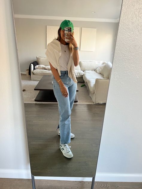 Jeans And Hat Outfit Baseball Caps, Grey Cap Outfit, White Baseball Cap Outfit, White Cap Outfit, Outfits With Baseball Cap, Ball Cap Outfits, Ball Cap Outfit, Cap Outfits For Women, White Top Jeans