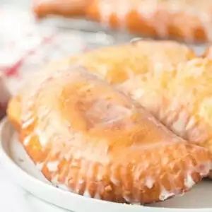 Fried apple pies - Desserts On A Dime Fried Apple Pie, Cherry Cheesecake Recipe, Peach Crisp Recipe, Apple Pie Recipe Homemade, Fried Apple, Apple Pie Filling Recipes, Thanksgiving Pie Recipes, Fried Apple Pies, Homemade Cherry Pies