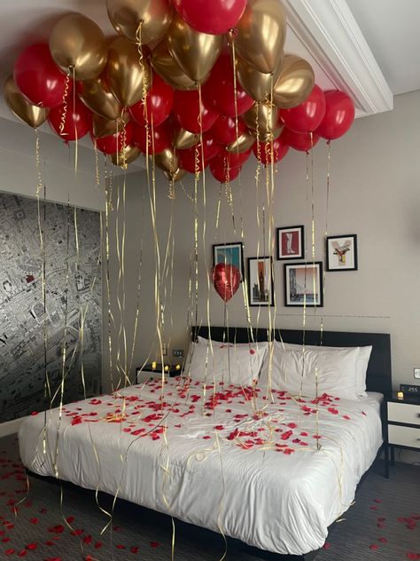 Balloon Bedroom Birthday, Hotel Room Balloon Decor, Balloon Hotel Decorations, Rose Pedals On Bed, Hotel Balloon Decoration, Birthday Room Surprise, Hotel Room Decoration, Bridal Room Decor, Ceiling Balloons