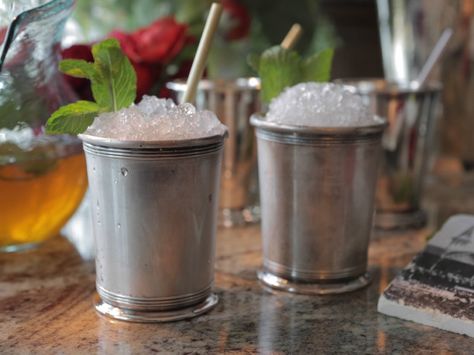 Mint Julep Party Pitcher - Get ready for the Kentucky Derby! Mint Juleps, Mint Julep Cups, Mint Simple Syrup, Food Network Star, Kentucky Derby Party, Derby Party, Top Recipes, Mint Julep, Simple Syrup