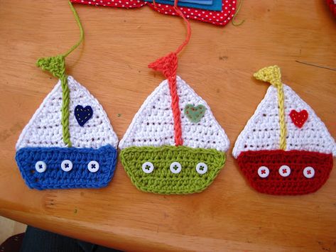 A sweet little sailing boat Pompon Tulle, Crochet Boat, Appliques Au Crochet, Marque-pages Au Crochet, Crochet Bunting, Crochet Embellishments, Confection Au Crochet, Crochet Bookmarks, Haken Baby