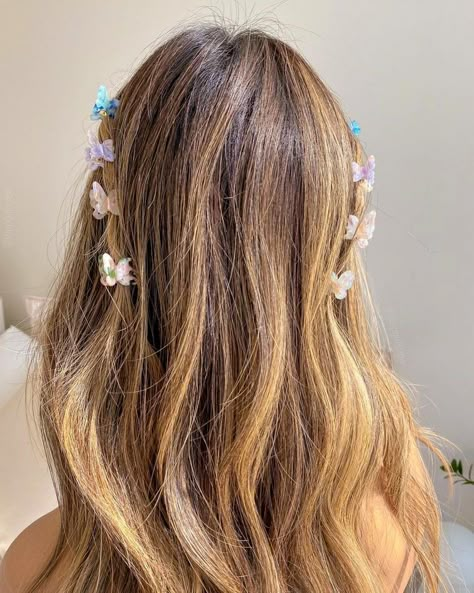 Hairstyles With Tiny Clips, Eras Tour Hairstyles, Butterfly Hairstyle, Butterfly Hair Clips, Clip Hairstyles, Eras Tour Outfit, Peinados Fáciles Para Cabello Corto, Butterfly Hair Clip, Haircuts Straight Hair