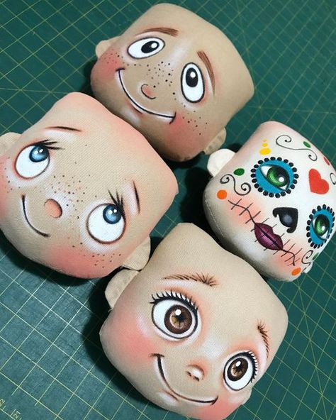 Doll Face Paint, Face Stencils, Face Painting Tutorials, Clothespin Dolls, Textile Doll, Doll Clothes Patterns, Doll Face, Fabric Dolls, Rag Doll