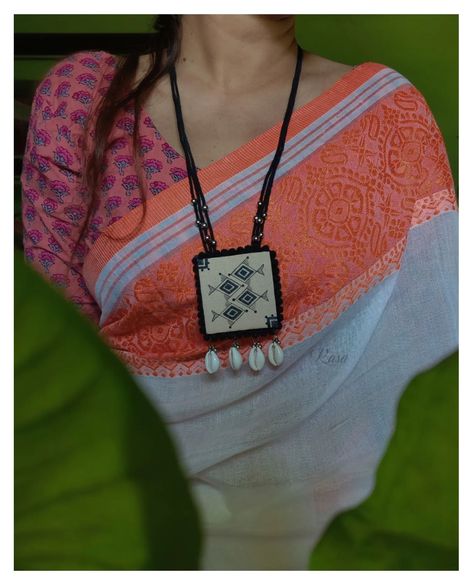 TRYON 💁‍♀️ •|| CHITRA ||• Hand-painted Neckpiece 🎨🖌️ These neckpieces are fully adjustable. Colour Customisable! DM for details 🩷 . . . . . . . . . . . . . [handcrafted, handmade jewelry, hand painted, big size pendant, big size necklace, customised necklace, handcrafted, handmade with love, handmade gifts, saree lover, neckpiece, fabric jewellery, sustainable fashion summer collection, daily wear earrings, hand-painted jewelry, hand-painted necklace, necklace lover, diy necklace, necklace co... Statement Necklace Diy, Jewellery Minimal, Daily Wear Earrings, Trending Jewellery, Painted Necklace, Hand Painted Necklace, Paint Fabric, Fabric Jewellery, Painted Jewelry