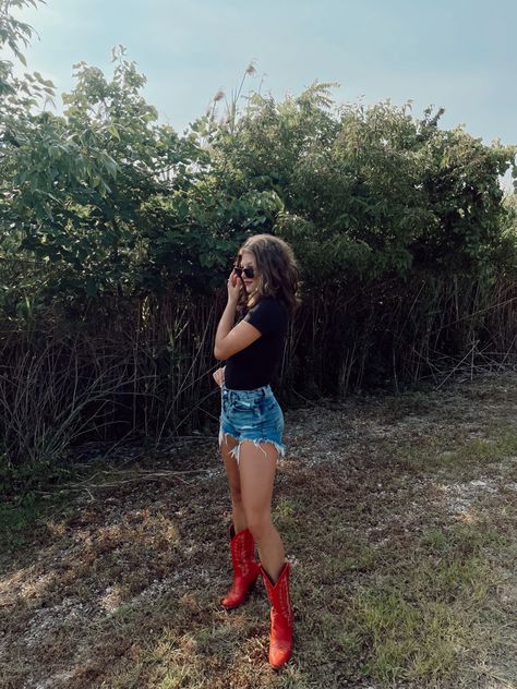 Red Boots Concert Outfit, Red Cowgirl Boots Outfit Summer, Styling Red Cowgirl Boots, Tall Red Cowboy Boots Outfit, Red Cowgirl Boots Outfit Winter, How To Style Red Boots, Styling Red Cowboy Boots, How To Style Red Cowboy Boots, Outfits With Red Cowgirl Boots