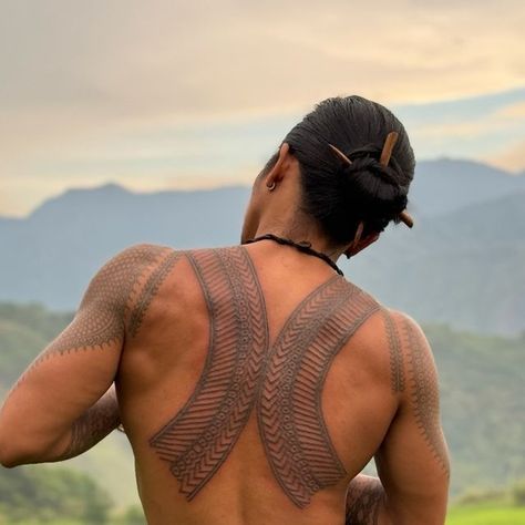 Grace Palicas on Instagram: "Still with the J. Beginning of the back piece to be follow   #batok #mambabatok #tattoo #ink #blackworktattoo #backtattoo #indigenousart #indigenousartist #filipino #filipinoculture #buscalan #butbuttribe #kalinga #philippines #gracepalicas" Philippine Back Tattoo, Filipino Back Tattoo, Kalinga Tattoo, Philippines Tattoo, Filipino Culture, Back Piece, Back Pieces, Indigenous Art, Tattoo Ink