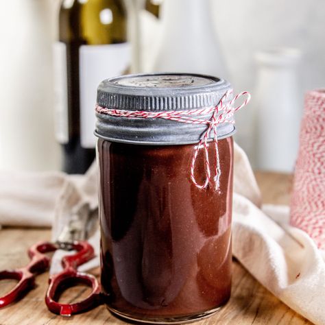 Red Wine Chocolate Sauce - Discover California Wines Mulled Wine Kit, Chai Concentrate, Creative Drinks, Flavored Alcohol, Caramel Sauce Recipe, Homemade Hot Fudge, Wine Chocolate, Hot Fudge Sauce, Craft Cocktail