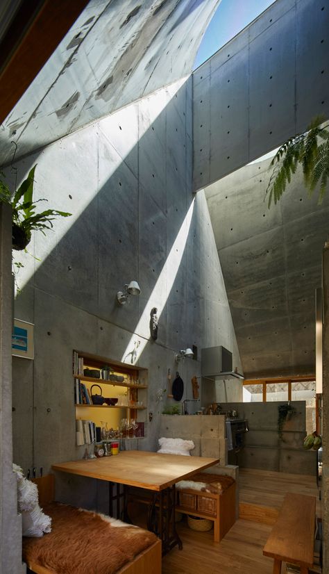 Takeshi Hosaka designs tiny house in Tokyo with funnel-like roofs Concrete Tiny House, Takeshi Hosaka, Form Study, Japanese Houses, Japan House, Arch Interior, House Aesthetic, Micro House, Concrete House