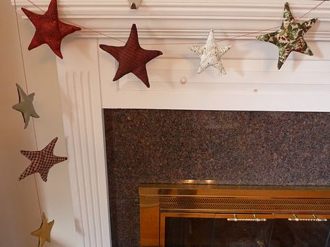 Fabric star garland tutorial Star Garland Diy, Stars Garland, Garland Tutorial, Fabric Star, Primitive Star, Star Fabric, Handmade Gifts For Friends, Fabric Garland, One Home