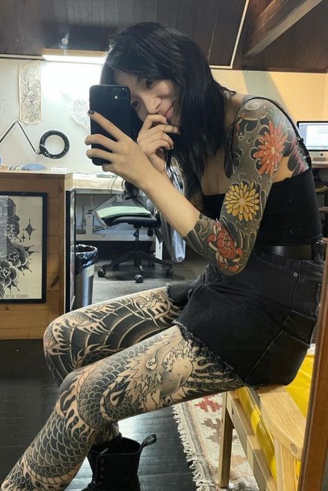 Women's Tattoos, Japanese Legs, Yakuza Tattoo, Tattoed Women, Irezumi Tattoos, Red Ink Tattoos, Full Body Tattoo, Asian Tattoos, Japanese Sleeve Tattoos