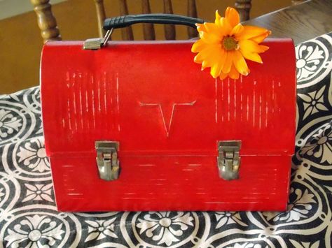 Keep Calm and KERRI On: UPCYCLE a Lunch Box into a Purse Lunch Kits, Road Kill, Lunch Pail, Vintage Lunch, Children Crafts, Vintage Lunch Boxes, Lunch Kit, Box Crafts, Custom Bobber